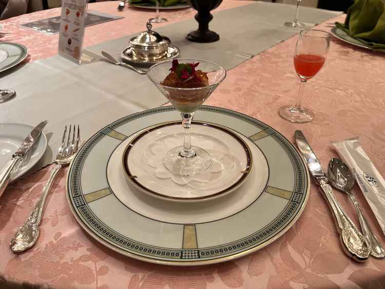 コース料理の一部を体験。魚介と野菜のミルフィーユが抜群に美味しかったです。