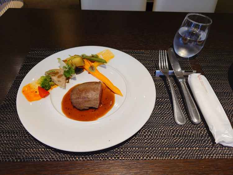 試食のワンプレートです。お野菜の産地など2人の希望に合わせてこだわれるようです。