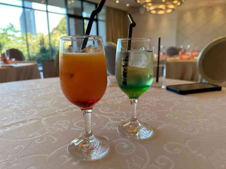 出されたドリンク。披露宴会場を意識していたりと綺麗なグラデーションだった。