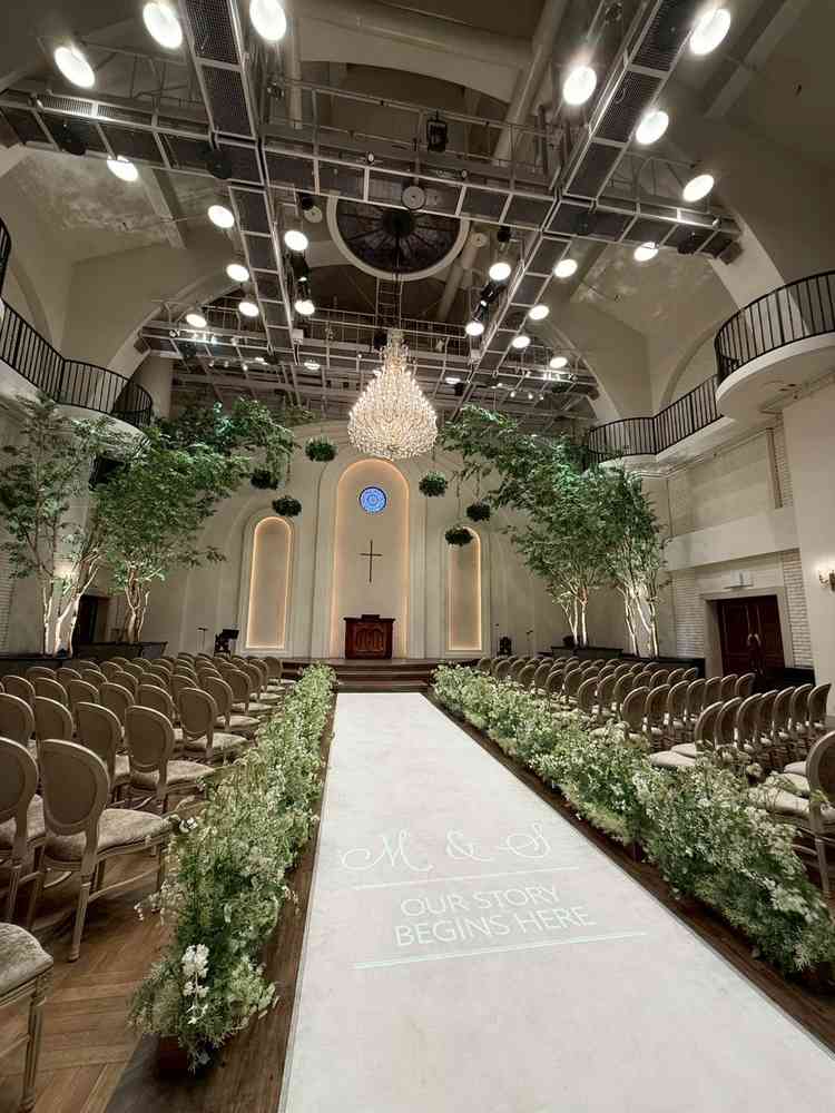 緑が多く開放的。全天候型で、天気気にしなくていい。入り口からチャペルまでの距離が近く動線が良い。