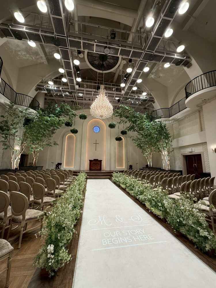 緑が多く開放的。全天候型で、天気気にしなくていい。入り口からチャペルまでの距離が近く動線が良い。