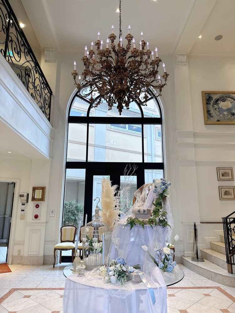 式場の入り口のエントランス。お花のディスプレイとシャンデリアが素敵でした。