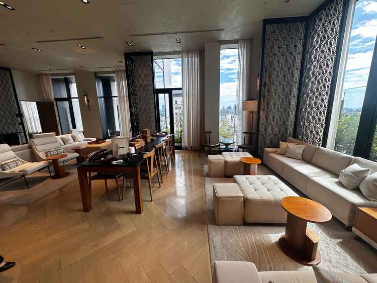 待合室の写真。ゲストはここで待機してもらい、ゲスト同士が交流できるように椅子の配置などが工夫されてた