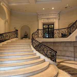 エントランスの螺旋階段がとてもクラシックな雰囲気で素敵でした。