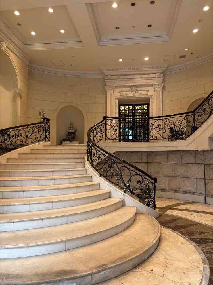 エントランスの螺旋階段がとてもクラシックな雰囲気で素敵でした。