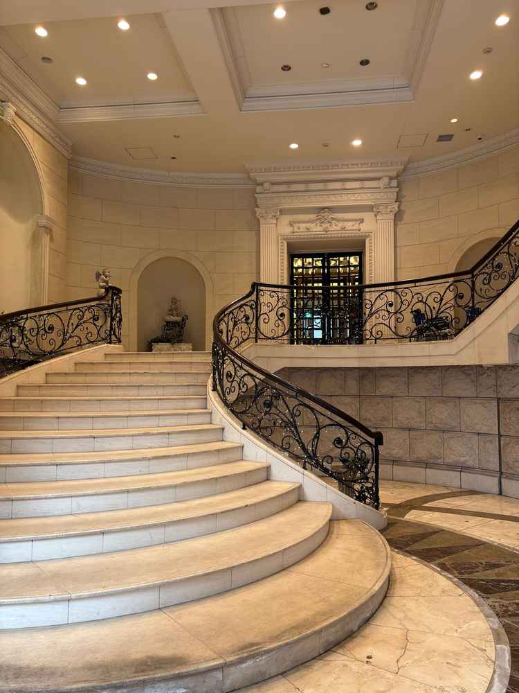 エントランスの螺旋階段がとてもクラシックな雰囲気で素敵でした。