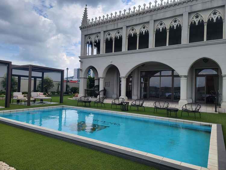 披露宴の横がプールと海になっていて1つ1つしきりになっていて良かったです。