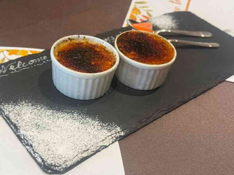 デザートのクレームブリュレです。デザートビュッフェにも出せるものだそうです。