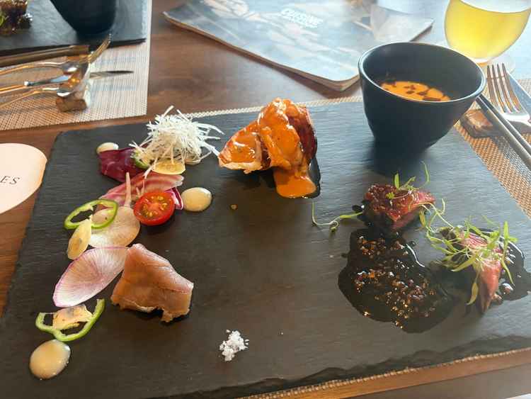 試食の人気のメニュー盛合せのプレート。どれも絶品。