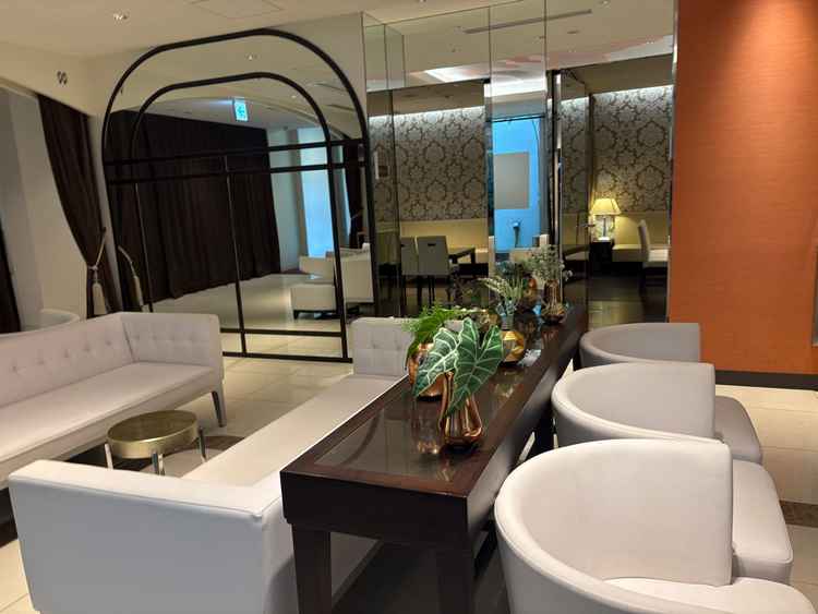 ウェルカムパーティの会場。席数がたくさんありゲストがゆったりすごせそう。