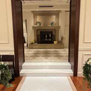 バージンロードから見える内装。暖炉があるのですが寒い季節には本物の炎が灯るそうで素敵だと思います。