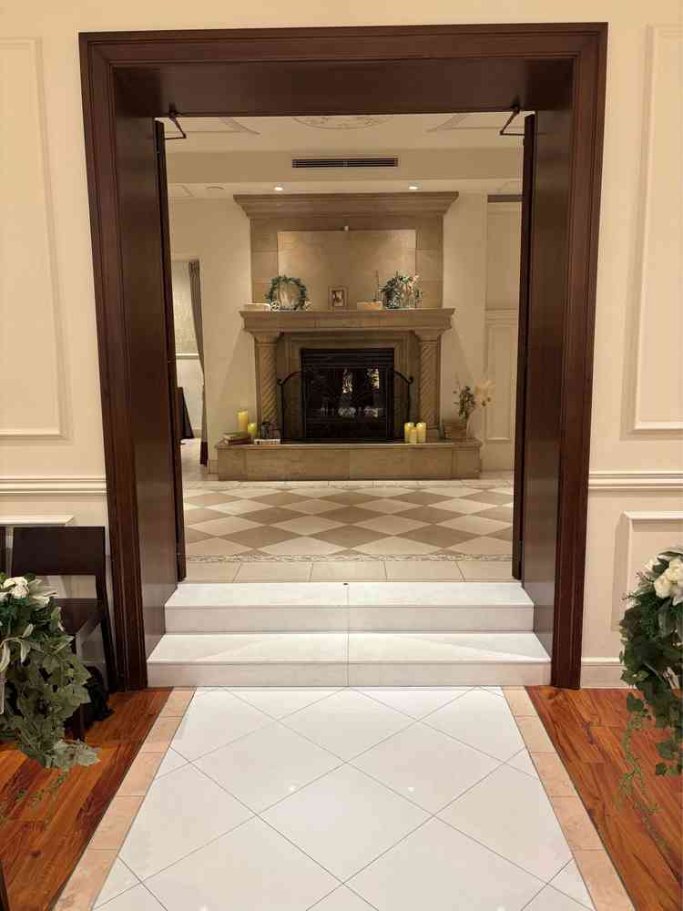 バージンロードから見える内装。暖炉があるのですが寒い季節には本物の炎が灯るそうで素敵だと思います。