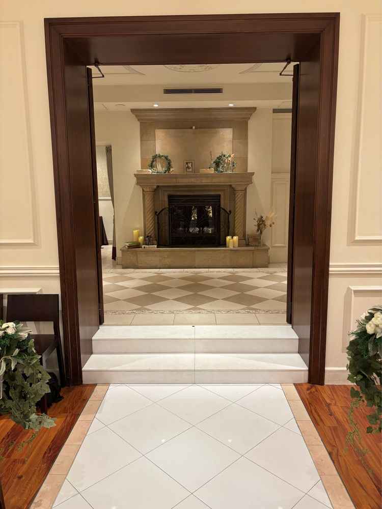 バージンロードから見える内装。暖炉があるのですが寒い季節には本物の炎が灯るそうで素敵だと思います。