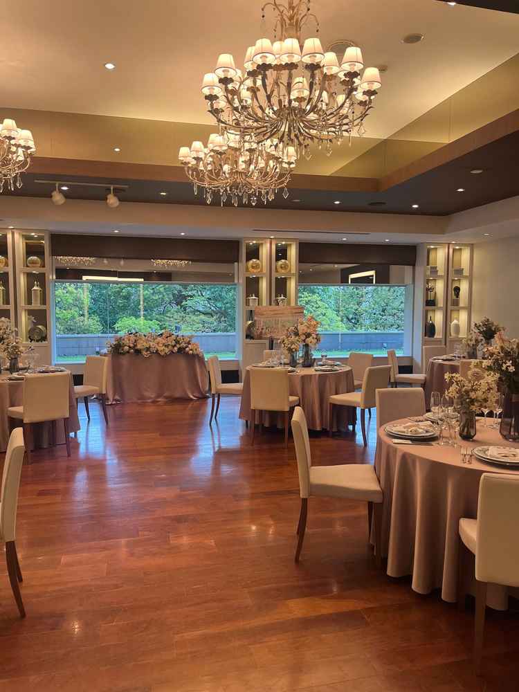 披露宴会場は窓も大きく開放的で華やかな感じでした。