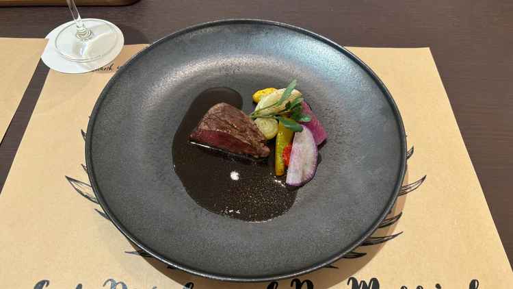 試食会メニュー。北海道にて自社で飼育する牛を使っているとのこと。