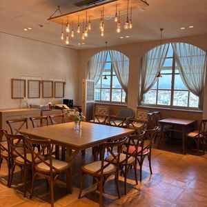 待合室。挙式と披露宴の間の時間もパーティー会場として利用される。