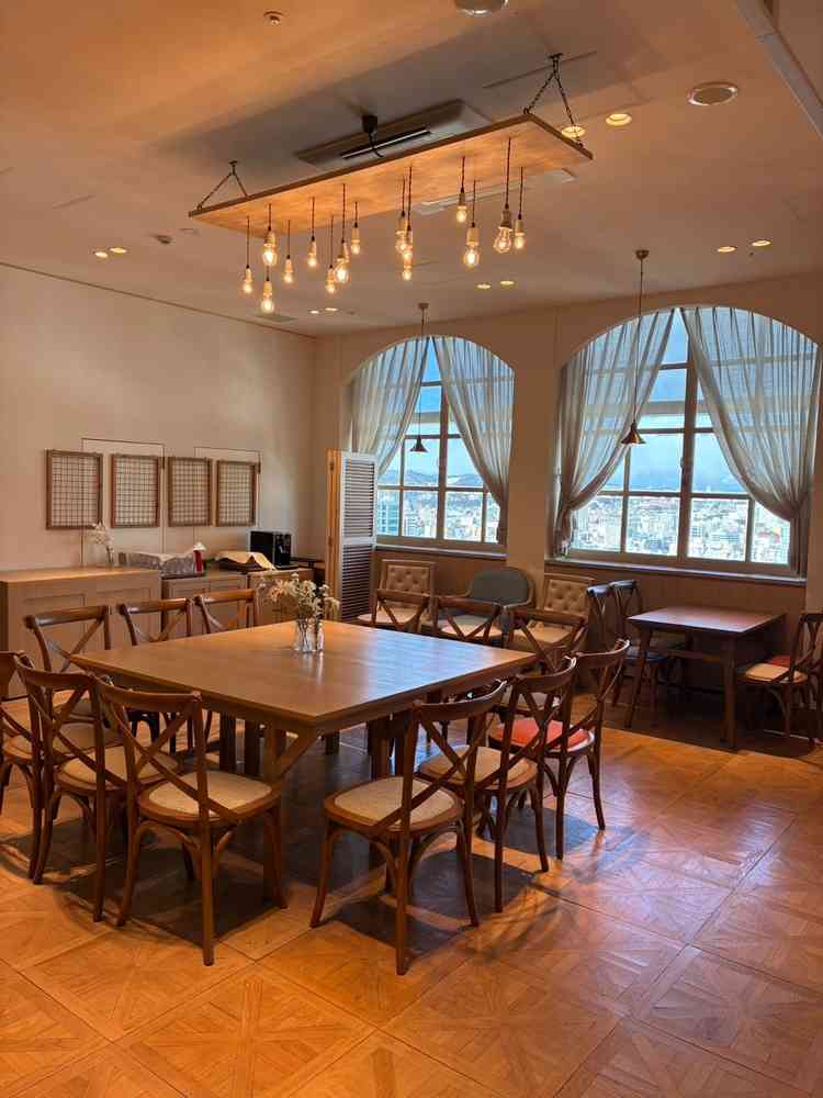 待合室。挙式と披露宴の間の時間もパーティー会場として利用される。