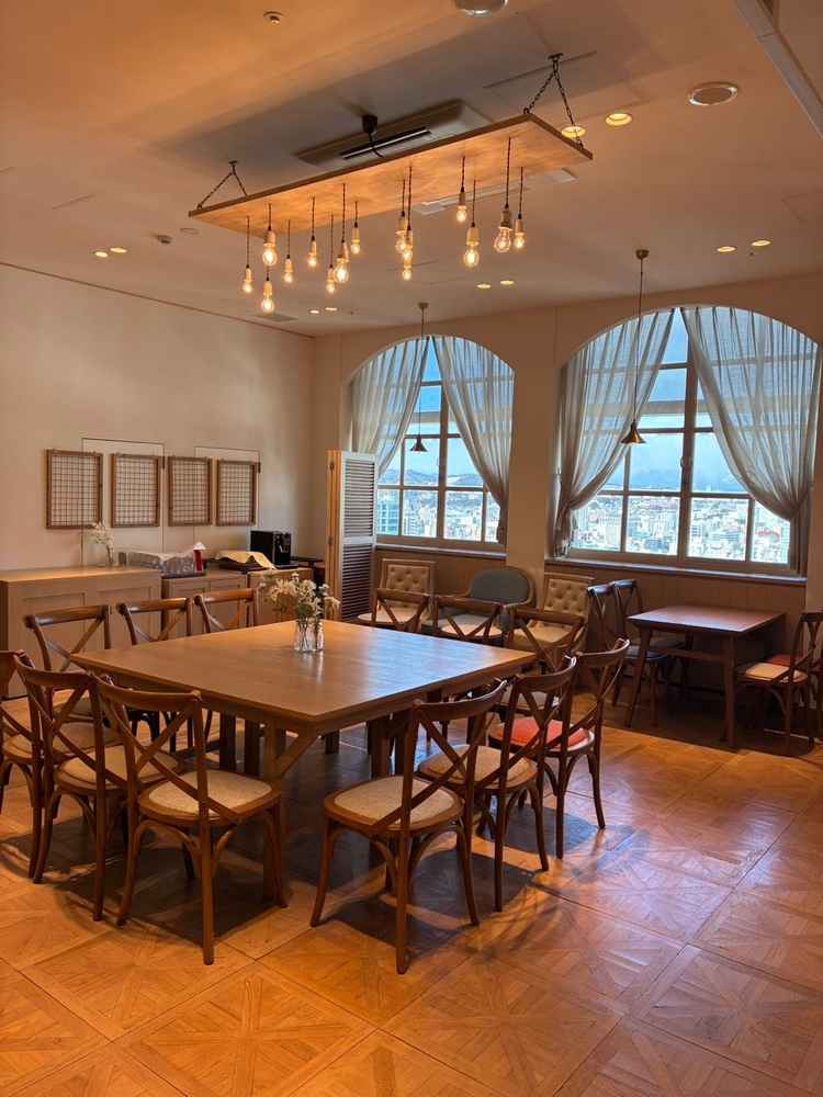 待合室。挙式と披露宴の間の時間もパーティー会場として利用される。