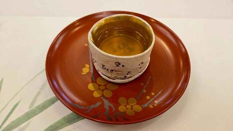 宗田鰹と昆布の一番出汁。全ての料理に出汁が使われており、披露宴の際には必ず一番に提供されるそうです。