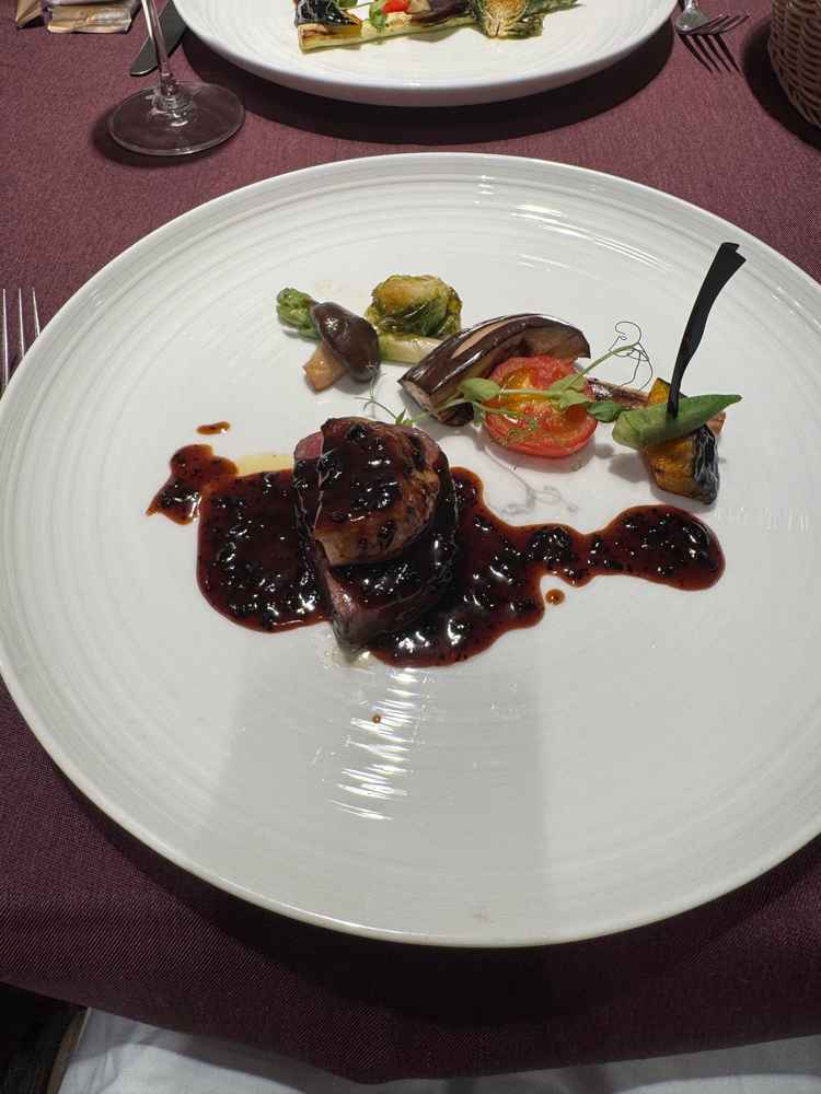 お肉がとても美味しかった。ソースもトリュフがあしらわれトリュフが強すぎない点もよかった。