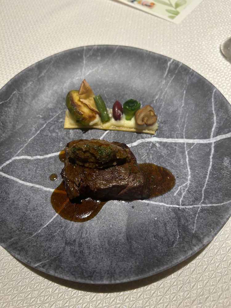 見た目も美しく、特別感や高級感のあるお料理で結婚式にぴったりだなと感じました。