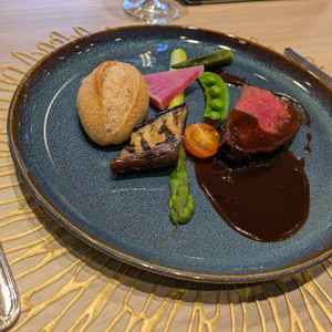 お肉とパンの試食。ランプ肉で脂っこさがないのは良いが、ソースが淡白だった。パンは全粒粉でおいしかった