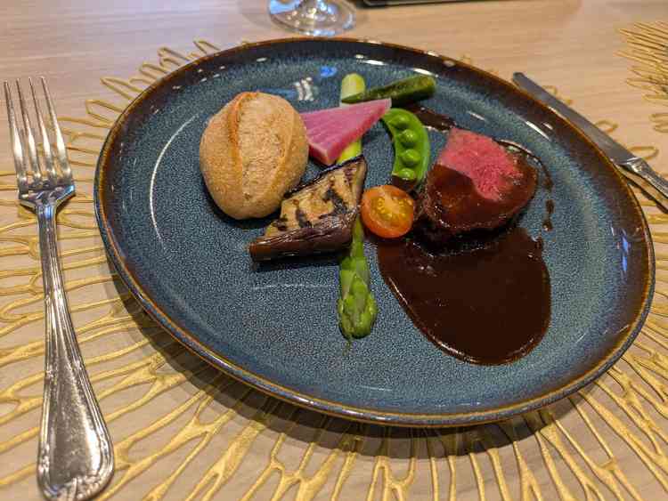 お肉とパンの試食。ランプ肉で脂っこさがないのは良いが、ソースが淡白だった。パンは全粒粉でおいしかった