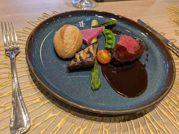 お肉とパンの試食。ランプ肉で脂っこさがないのは良いが、ソースが淡白だった。パンは全粒粉でおいしかった