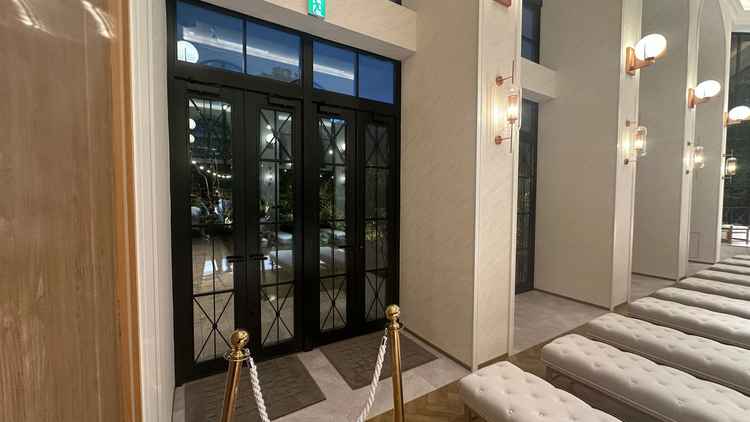 チャペル左手からガーデンに出ることができる扉がありました。