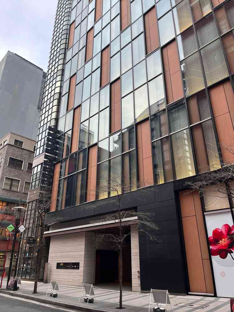 新橋駅か銀座駅から歩いて来れます。