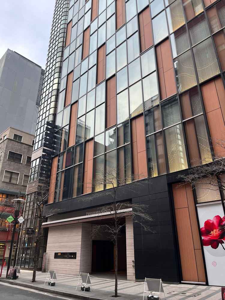 新橋駅か銀座駅から歩いて来れます。