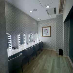 ゲストがメイクやヘアを直せる、女優ライト着きのスペース。