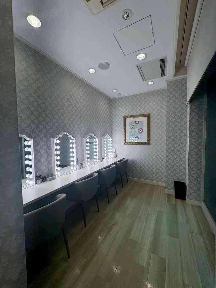 ゲストがメイクやヘアを直せる、女優ライト着きのスペース。
