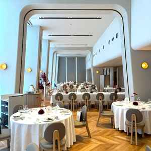 他の式場にはないこだわりが詰まった披露宴会場でした！かなり細長い形状なので好みが分かれるかと。