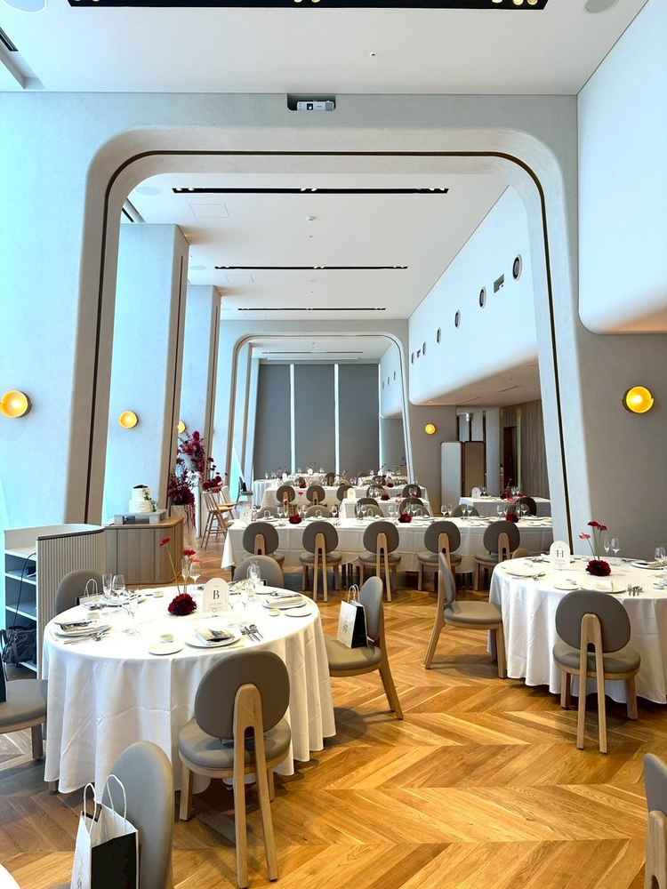 他の式場にはないこだわりが詰まった披露宴会場でした！かなり細長い形状なので好みが分かれるかと。