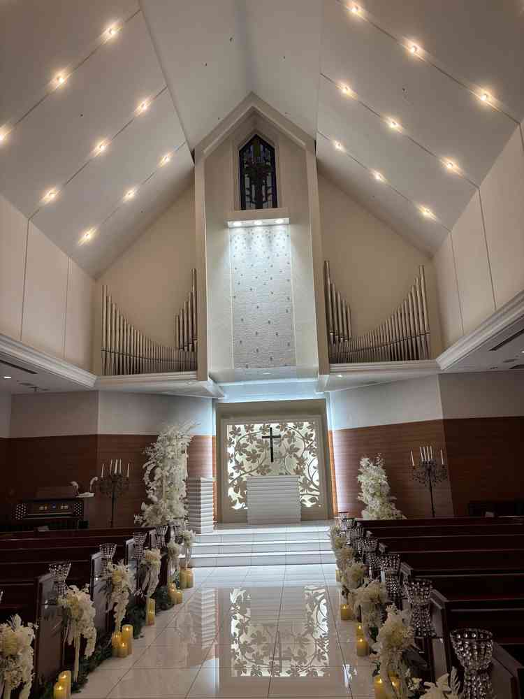 チャペル。天井が高く広々と感じます。