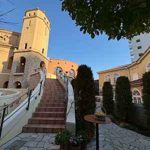 南フランスがモチーフ。階段の手前ではウェルカムドリンクや、生ハムや軽食も並べることが出来ます。