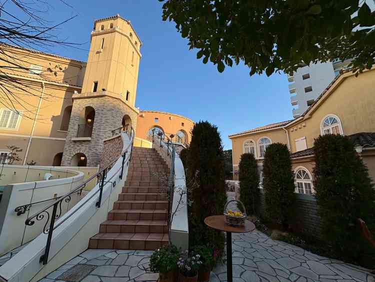 南フランスがモチーフ。階段の手前ではウェルカムドリンクや、生ハムや軽食も並べることが出来ます。