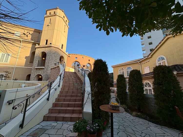 南フランスがモチーフ。階段の手前ではウェルカムドリンクや、生ハムや軽食も並べることが出来ます。