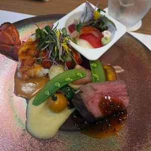 お魚、お肉、海老が乗っているワンプレートです。好みで3種類のお塩をつけていただきました。