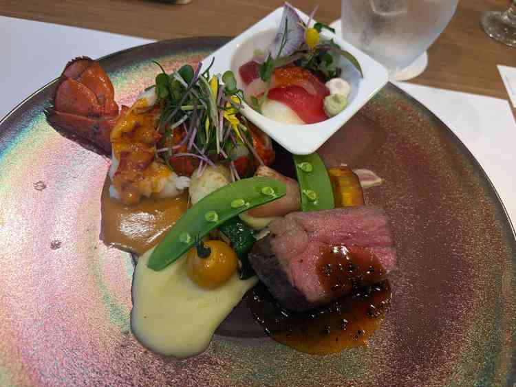 お魚、お肉、海老が乗っているワンプレートです。好みで3種類のお塩をつけていただきました。