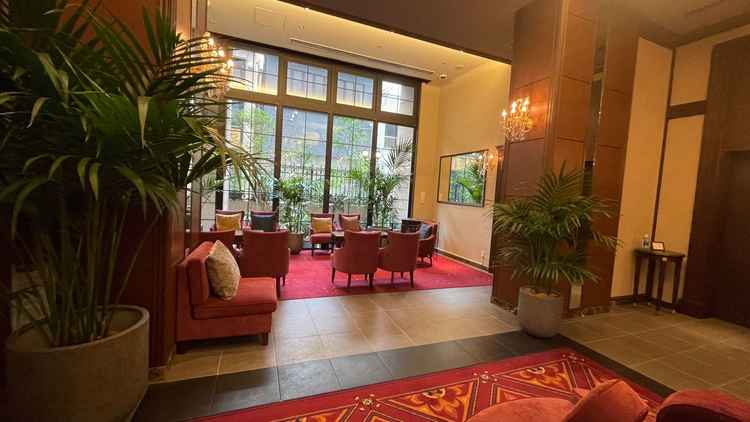 ゲスト待合スペース。アンティークで素敵です。