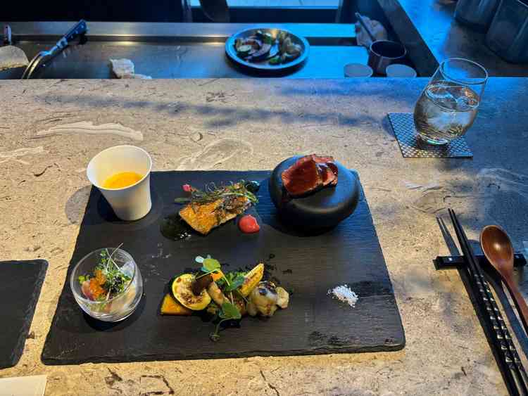 お料理はレストランで頂いた。期待していた通りとても上品で美味しかった。箸で食べられる点も良い。