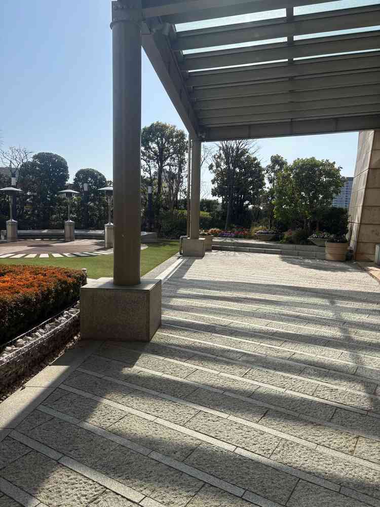 フラワーシャワーの場所。明るくクリーンな雰囲気