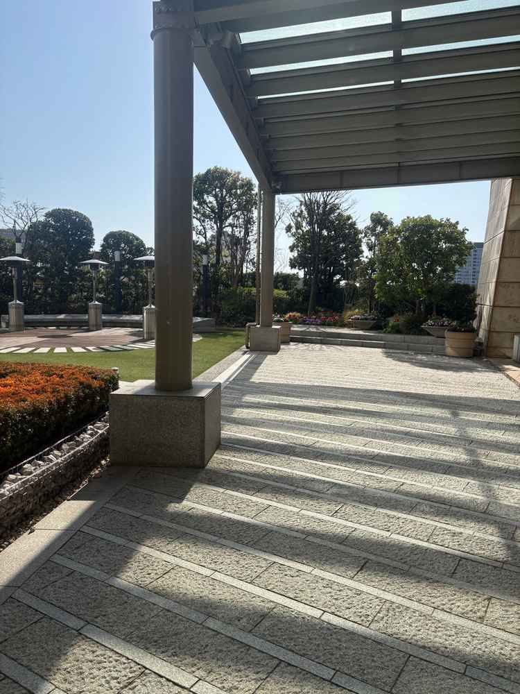 フラワーシャワーの場所。明るくクリーンな雰囲気