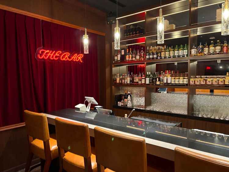 控室に使用できる会員制バーの一部屋、大人な雰囲気でした。