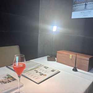 ウェルカムドリンクはイチゴのノンアルコールカクテル。おしゃれな空間で、フォトアルバムもあった