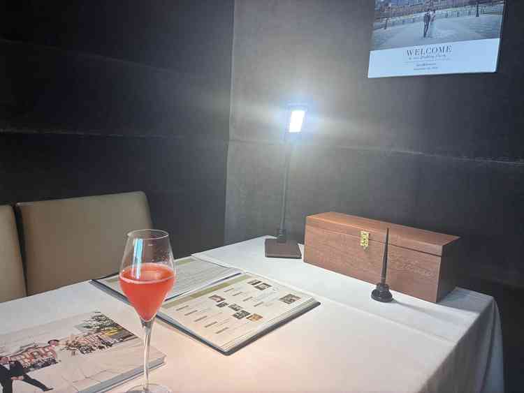 ウェルカムドリンクはイチゴのノンアルコールカクテル。おしゃれな空間で、フォトアルバムもあった