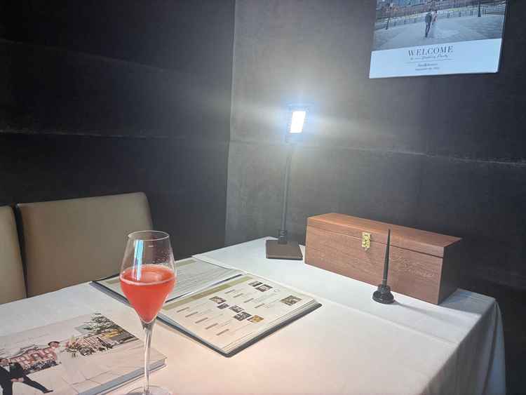 ウェルカムドリンクはイチゴのノンアルコールカクテル。おしゃれな空間で、フォトアルバムもあった