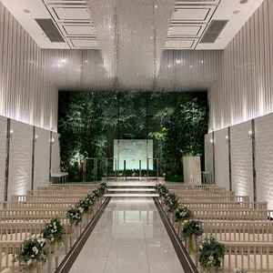 チャペルは夜に訪れたが暗いと感じることはなく、白基調と程よい緑の調和がとれていて素敵だった。